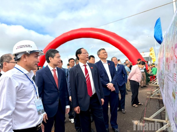 Phó Chủ tịch Quốc hội Trần Quang Phương dự Lễ khánh thành, thông xe kỹ thuật các dự án giao thông trọng điểm tại Đắk Lắk